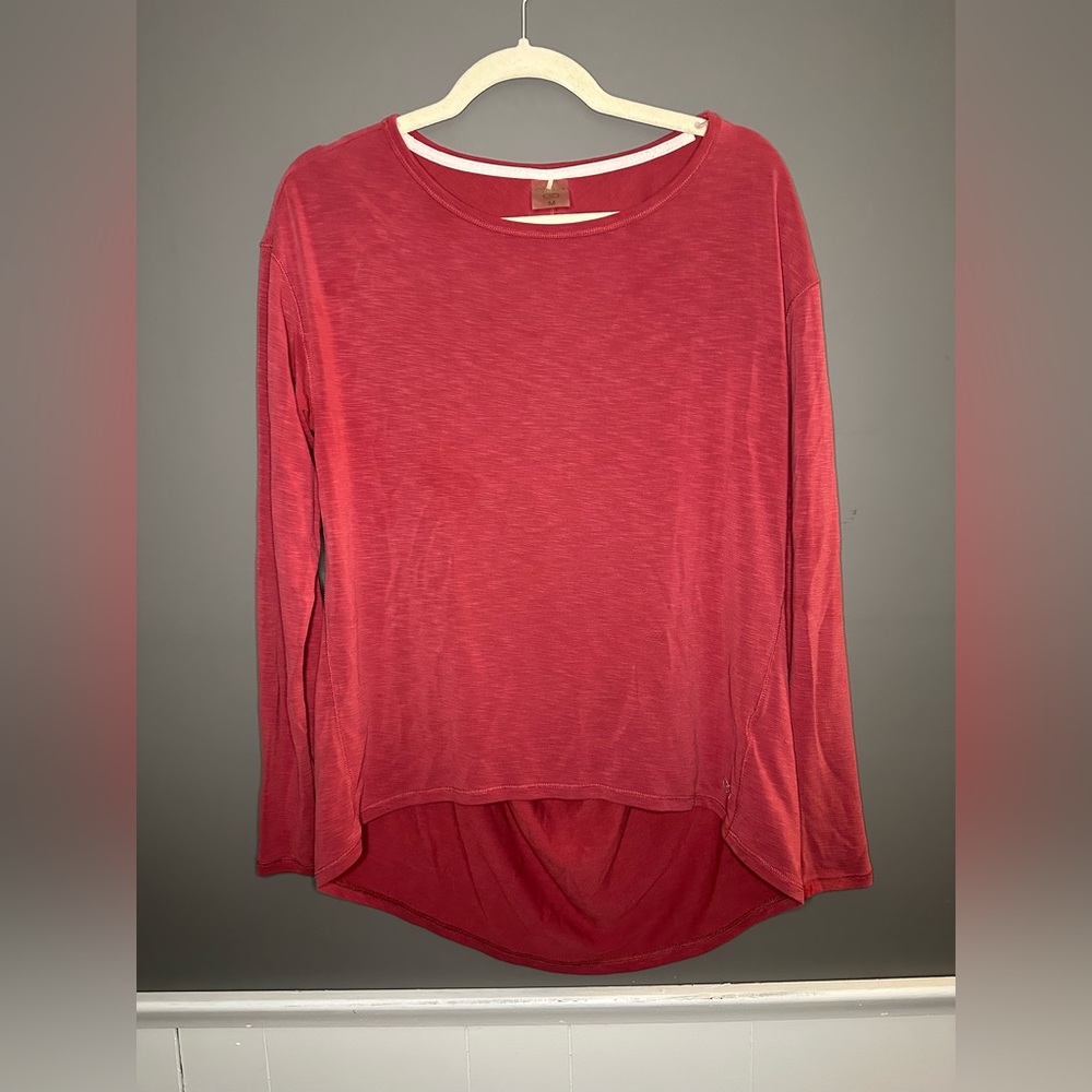 CALIA by Carrie Underwood Long Sleeve High-Low Top in Deep Red